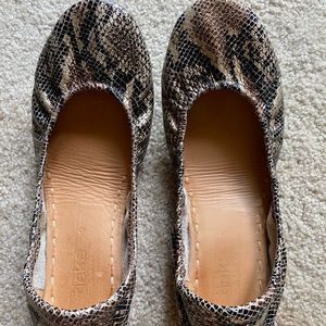 Snake print tieks, sz 9